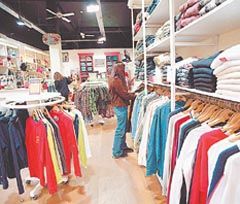 La ropa de temporada primavera-verano está más cara en los comercios que en igual período de 2003 por el impacto de la incorporación de los aumentos no remunerativos a los salarios y la dolarización de los alquileres de locales.