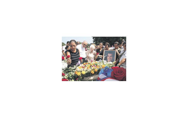 Ofelia Acevedo, viuda y compañera de militancia de Oswaldo Payá, deja una rosa en la tumba de su esposo, fallecido en un supuesto accidente el domingo.