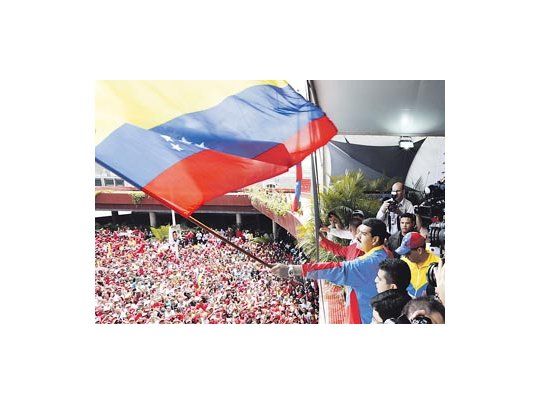 Nicolás Maduro se dirigió a sus partidarios desde el balcón del Consejo Nacional Electoral. Abrazó a su pareja, Cilia Flores , y enfatizó: “A mí me gustan las mujeres”.
