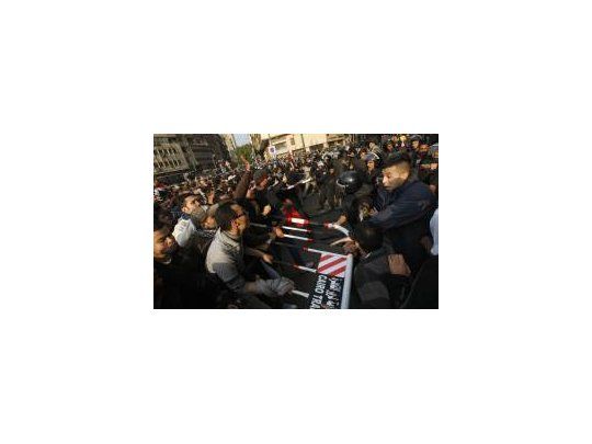 La manifestación transcurrió de forma tranquila con la excepción de algún enfrentamiento puntual, como cuando unos cuantos ciudadanos intentaron caminar hasta el Parlamento y la policía los hizo retroceder con gases lacrimógenos y chorros de agua a presión.