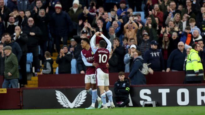 Buendía cerró la goleada del Aston Villa, para el que fue clave Dibu Martínez.