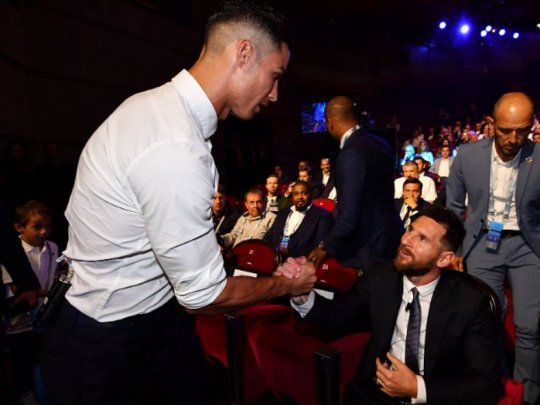 Cristiano Ronaldo y Messi se saludaron antes de a ceremonia.