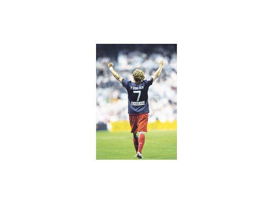 Diego Forlán tiene 31 goles en esta liga gracias al «hat trick» del sábado. Le sacó 2 de ventaja a Eto’o a una fecha del final.