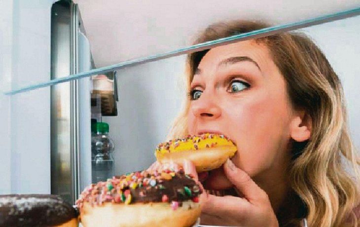 La ansiedad nos puede llevar a comer de más y afectar la salud mental.