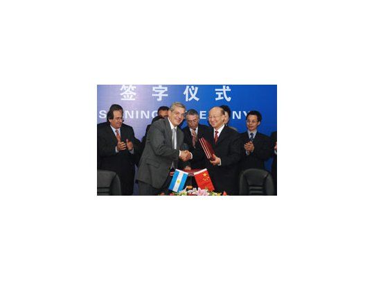 El ministro de Agricultura, Julián Domínguez junto al titular del AQSIQ, Zhi Shuping.