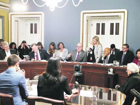AVANCE. El comit&eacute; de la C&aacute;mara de Representantes tom&oacute; ayer declaraci&oacute;n a tres personas del entorno del presidente Donald Trump. Hoy votar&aacute;n el marco legal del proceso de impeachment.
