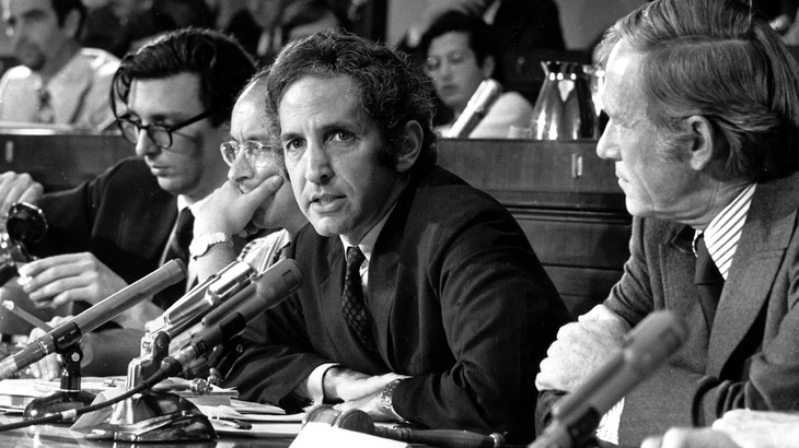Asqueado por los abusos del gobierno, con los propios y los locales, en 1971 Daniel Ellsberg filtro 7.000 páginas de información secreta al NYT (Pentagon Papers), precipitando el fin de la guerra en Vietnam . Sabía que podría ir preso de por vida, pero no huyó, ni negó jamás su participación. En enero de 1973 la justicia declaró la nulidad de la causa levantando todos los cargos. Este es el precedente legal más importante sobre la protección a los “soplones” que expongan los abusos del Estado y la libertad para publicarlos. Foto de 1971 declarando ante el Congreso. Hoy es mas recordado por esto que por sus contribuciones teóricas. Asqueado por los abusos del gobierno, con los propios y los locales, en 1971 Daniel Ellsberg filtro 7.000 páginas de información secreta al NYT (Pentagon Papers), precipitando el fin de la guerra en Vietnam . Sabía que podría ir preso de por vida, pero no huyó, ni negó jamás su participación. En enero de 1973 la justicia declaró la nulidad de la causa levantando todos los cargos. Este es el precedente legal más importante sobre la protección a los “soplones” que expongan los abusos del Estado y la libertad para publicarlos. Foto de 1971 declarando ante el Congreso. Hoy es mas recordado por esto que por sus contribuciones teóricas.