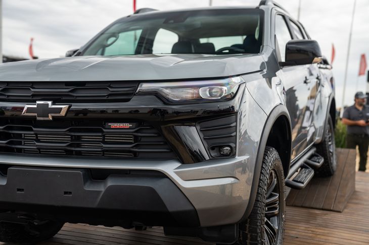 En el apartado mecánico, la S10 Trail Boss equipa la nueva generación del motor turbodiésel Duramax 2.8 L, que entrega 207 CV y 510 Nm de torque, asociado a una transmisión automática de 8 velocidades y sistema de tracción 4x4. En el apartado mecánico, la S10 Trail Boss equipa la nueva generación del motor turbodiésel Duramax 2.8 L, que entrega 207 CV y 510 Nm de torque, asociado a una transmisión automática de 8 velocidades y sistema de tracción 4x4.