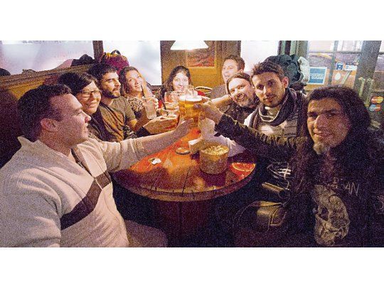 Celebración. Los gastronómicos aseguran que el hecho de que caiga viernes, muchas personas saldrán a comer. Las cervecerías y las hamburgueserías pican en punta entre los rubros más elegidos.
