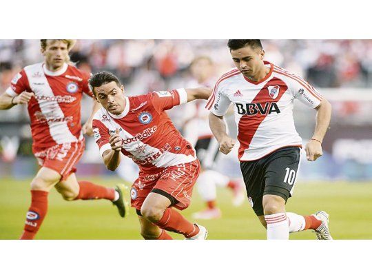 Luchado. Gonzalo Martínez supera a  Jonathan Sandoval, ante la mirada de Gastón Machín. River no pudo con Argentinos Juniors.
