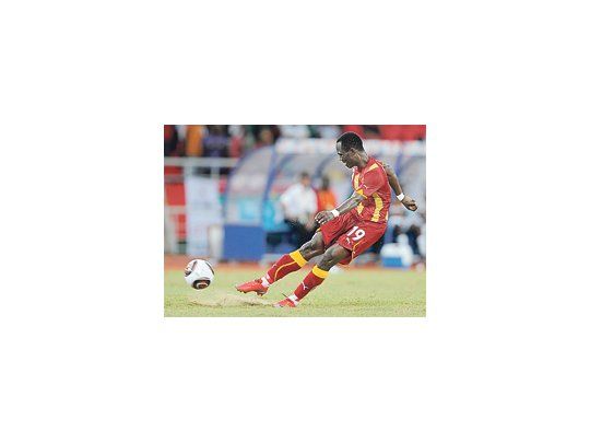 Emanuel Agyemang-Badu, de Ghana, saca el remate que no llevará peligro al arquero de Burkina Faso.