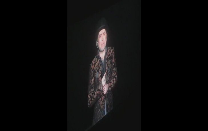 Joaquín Sabina antes de caer del escenario.