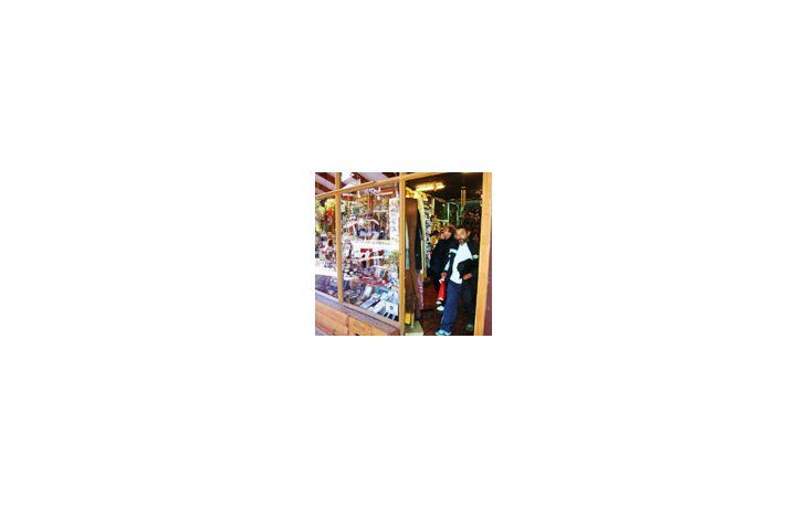 ámbito.com | Aunque hay muypocas librerías, enEl Calafate sevenden libros entodas partes, porlo generalobsesivamentetemáticos, por loque el que quiereleer una novela,debe llevarlaconsigo.