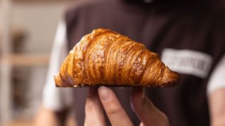 En Argentina, el croissant comparte similitudes con la medialuna, pero se distingue por su menor dulzura y mayor versatilidad en rellenos- En Argentina, el croissant comparte similitudes con la medialuna, pero se distingue por su menor dulzura y mayor versatilidad en rellenos-