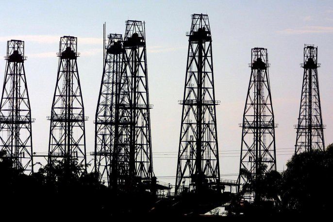 Torres de perforación en la ciudad de Maracaibo, Venezuela.