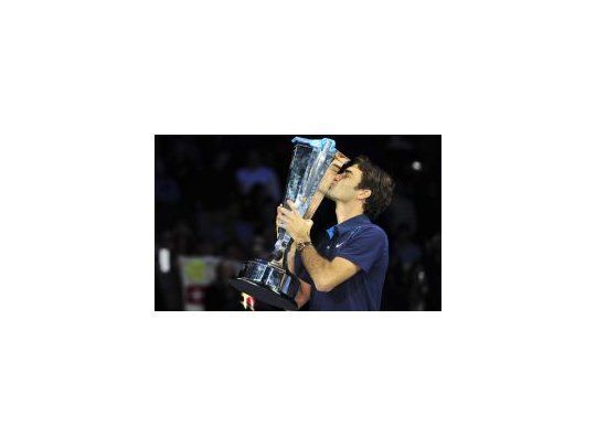 El Maestro no se cansa de besar. Roger Federer levanta el trofeo y sigue cosechando títulos.
