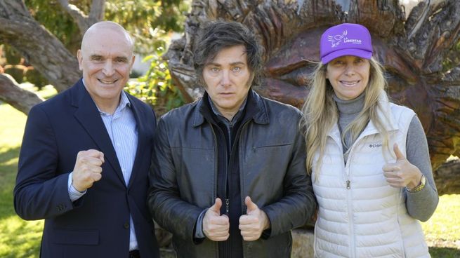 El presidente Javier Milei compartió una imagen junto a su hermana, Karina, y al diputado candidato, José Luis Espert, en la Quinta de Olivos tras los incidentes. 