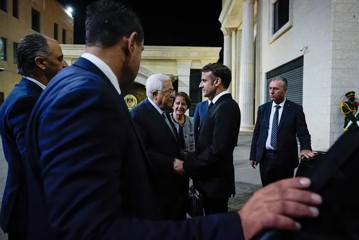 Emmanuel Macron se reunió con Mahmud Abás. 