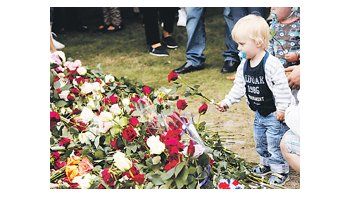 Un pequeño de dos años deja una flor durante un homenaje a los 77 asesinados hace un año por el ultraderechista Anders Breivik en Oslo y la isla de Utoya. Toda Noruega se congratuló, pese al dolor, de haber sabido preservar su modelo de sociedad abierta y tolerante.