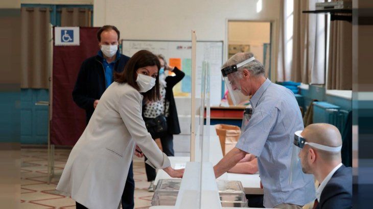 La segunda vuelta de las elecciones municipales en Francia se desarrollan bajo estrictas medidas sanitarias por temor a un rebrote de coronavirus.