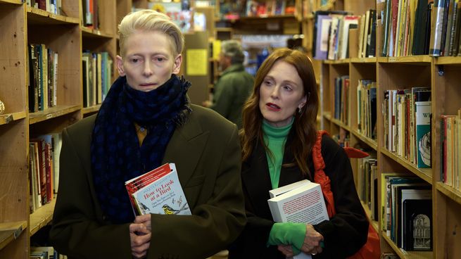 Tilda Swinton y Julianne Moore en La habitación de al lado, el nuevo film de Almodóvar.