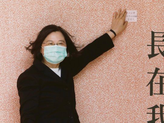 ¿INDEPENDENTISTA?. Tsai Ing-wen, la presidenta de Taiwán, días atrás, al participar de un homenaje al exmandatario Lee Teng-hui, en Taipei. La líder actual defiende la separación de la isla de China, aunque no ha pronunciado la palabra capaz de provocar la ira de Pekín.