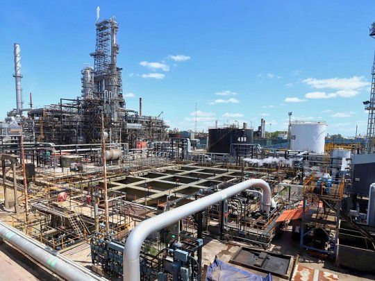 El 25% de la energía que consuma la refinería de Axion Energy será de origen renovable y se reducirán sus emisiones en 124.700 toneladas de CO₂ durante la vigencia del contrato.