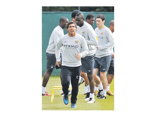 Carlos Tevez ya no entrenará con el Manchester City y su destino está en Milán, donde ya alquiló una casa.Las sonrisas de Daniel Angelici y Julio Falcioni en la presentación. El técnico rubricó su contrato y el lunes comienza los entrenamientos.