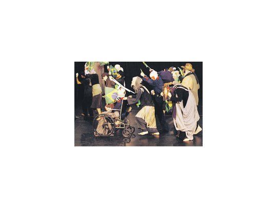 Antunes Filho es un puestista que valoriza el juego teatral por sobre el texto dramático. Sus actores generan climas y situaciones mediante desplazamientos grupales tan cambiantes como figuras de un caleidoscopio.