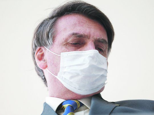 SIN COARTADA. El presidente de Brasil, Jair Bolsonaro, apareció con barbijos en eventos públicos luego de rehusarse a utilizarlos argumentando que la enfermedad provocada por el nuevo coronavirus es sólo una “gripecita”.&nbsp;