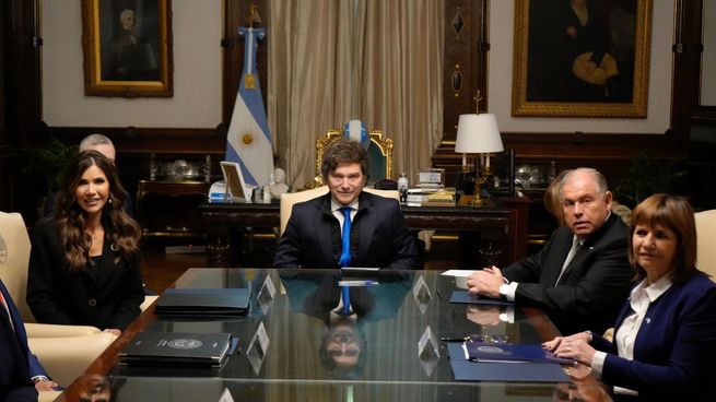 Javier Milei mantuvo un encuentro con la Secretaria de Seguridad de Donald Trump. 