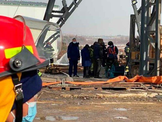 Intentan salvar con vida a 22 mineros que quedaron atrapados en China.