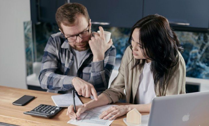 Una pareja hace cuentas para ver si puede llegar a la casa propia a través del apalancamiento crediticio Una pareja hace cuentas para ver si puede llegar a la casa propia a través del apalancamiento crediticio