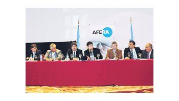Sergio Romero, Juan Carlos Schoeder, Alfredo Scoccimarro, Juan Manuel Abal Medina, Gustavo Isaack, Gustavo Fernández Russo y Carlos Romero Feris. Parte de la nutrida concurrencia en la reunión de ayer.