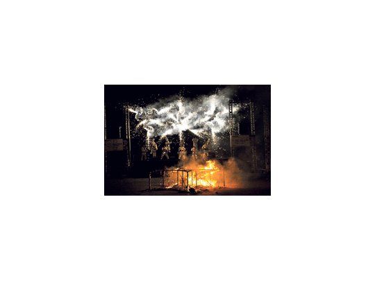 «El foc del mar» de la compañía española Xarxa Teatre iluminó durante una hora una playa con su vistoso show de fuegos artificiales.