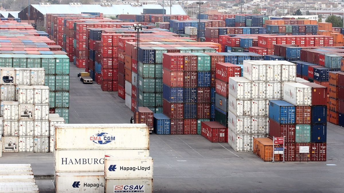 They estimate that, in April, the trade balance was positive by about US$1,000 million