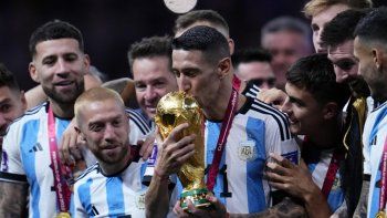 Ángel Di María con la Copa del Mundo
