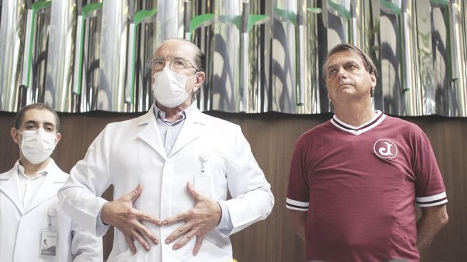 DE ALTA. El doctor Antonio Luiz Macedo explicó el cuadro que sufrió el presidente Jair Bolsonaro y su rápida recuperación, lo que permitió su salida del sanatorio Vila Nova Star, de San Pablo.
