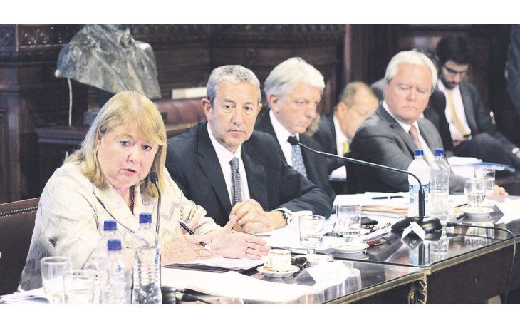 Día difícil. La canciller fue ayer al Senado para explicar el acuerdo con Gran Bretaña por las Malvinas. Soportó críticas de la oposición. También se cuestionó a Macri por las declaraciones que en realidad no hizo en Nueva York.