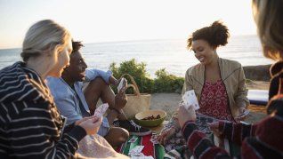 Cuando el clima no acompaña en la playa, los juegos de mesa son la mejor opción. Cuando el clima no acompaña en la playa, los juegos de mesa son la mejor opción.