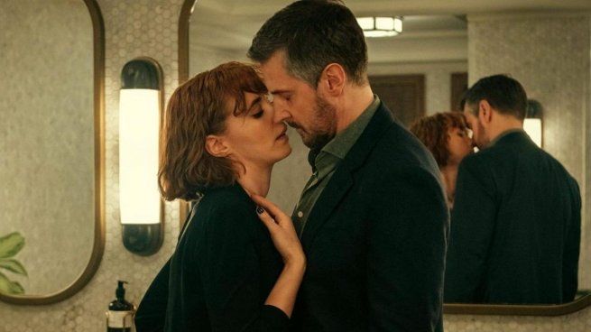The miniseries about an erotic obsession that is all the rage on Netflix