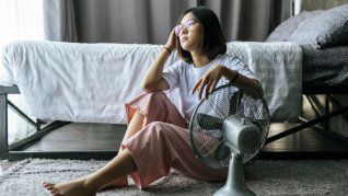 Con las altas temperaturas, los ventiladores son una gran opción para el público. Con las altas temperaturas, los ventiladores son una gran opción para el público.