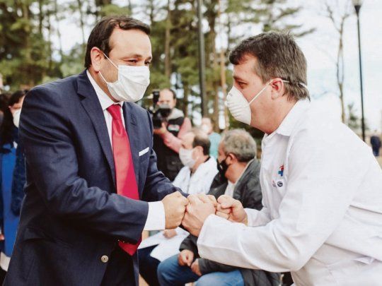 RECORRIDA. El gobernador Herrera Ahuad celebra la apertura del centro de salud junto al director del hospital, Antonio Pauluk.