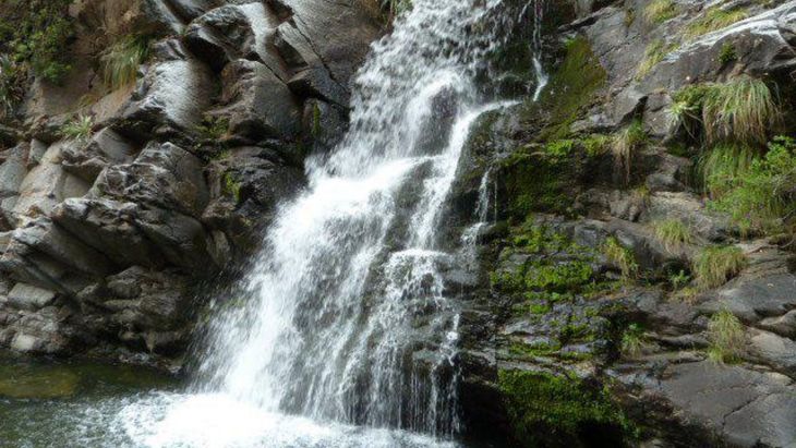 Las cascadas de Los Molles ofrecen un espectáculo visual único con sus aguas cristalinas y paisajes imponentes.