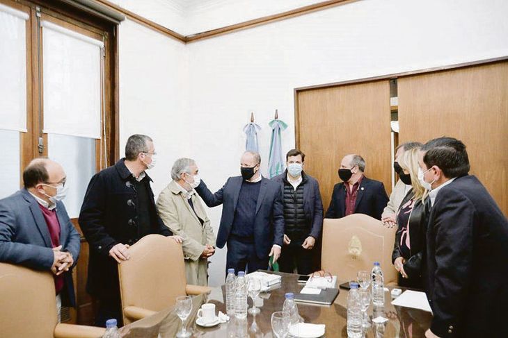 contacto. Martín Insaurralde saluda a los alcaldes radicales que previamente habían sido recibidos por Juan Pablo de Jesús, en La Plata.
