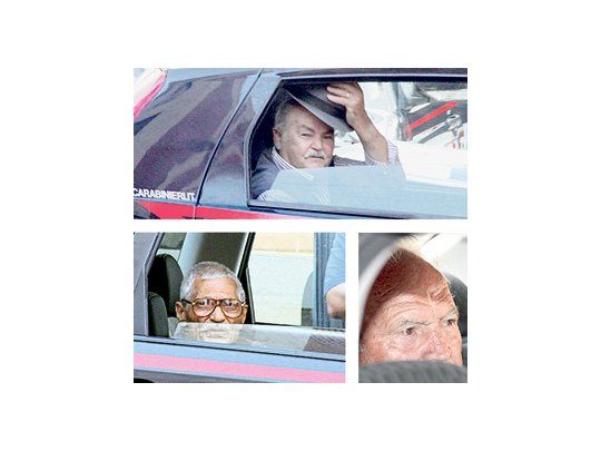A la derecha, apenas se deja ver el rostro de Domenico Oppedisano, que había asumido la jefatura de la ‘Ndrangheta hace un año. Arriba, dos de los supuestos mafiosos detenidos en Reggio Calabria.