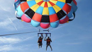 El parasailing es una actividad muy común en lugares turísticos. Pese a ello, no está exento de riesgos.