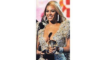 Beyoncé se llevó seis Grammy de los diez a los que estaba nominada. Pero el codiciado premio al mejor álbum del año fue para la joven cantante de country Taylor Swift.
