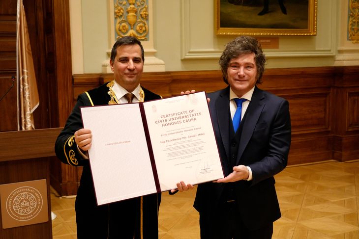 El Honoris Causa fue entregado al Presidente en una ceremonia encabezada por el rector húngaro, Gergely Deli. El Honoris Causa fue entregado al Presidente en una ceremonia encabezada por el rector húngaro, Gergely Deli.