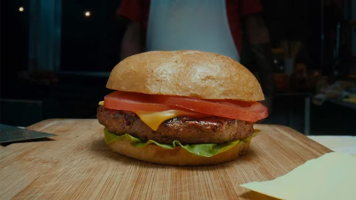 Se busca que sea una alternativa saludable, pero igual de rica que la hamburguesa de carne tradicional Se busca que sea una alternativa saludable, pero igual de rica que la hamburguesa de carne tradicional